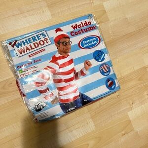 Where’s Waldo costume‎